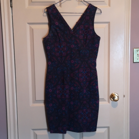 Beautiful form-fitting Banana Republic dress - Picture 3 of 3